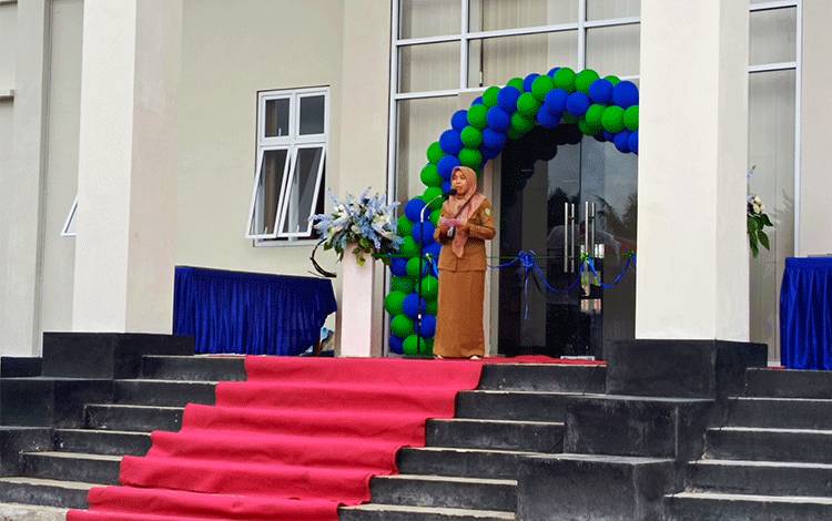 Kepala Perpustakaan dan Kearsipan Daerah Kotim, Rusnah saat menyampaikan laporan, Senin, 20 Januari 2025. (FOTO: IST)