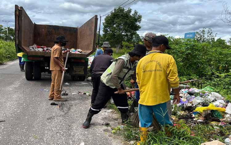 DLH Bersihkan Sampah di Jalan G. Obos XXIV depan Gang Raden Muda