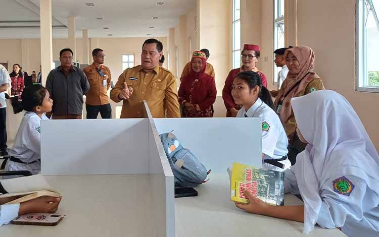 Bupati Kotim Dorong Perpustakaan Daerah Tingkatkan Akreditasi