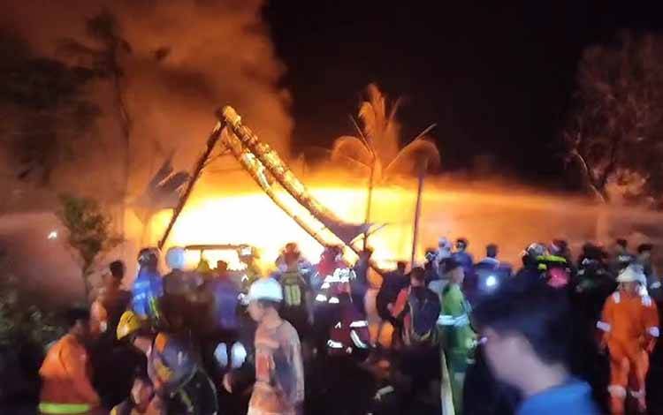 Kebakaran Bengkel di Kapuas Hanguskan Dua Mobil Hingga Sebabkan Dua Orang Terluka