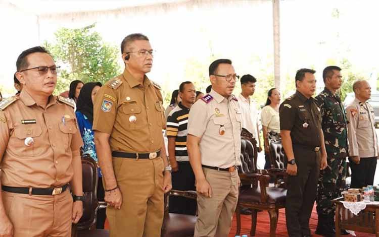 Pj Wali Kota Palangka Raya, Akhmad Husain saat menghadiri Gemapatas dan penyerahan sertifikat tanah. (FOTO: HUMAS)