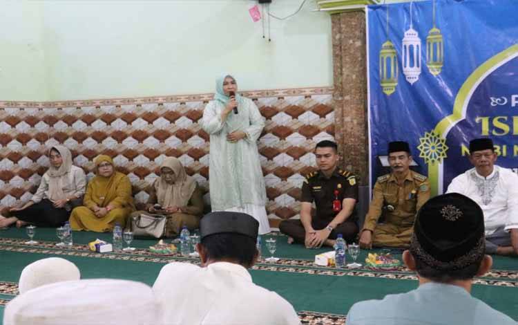 PJ Bupati Pulang Pisau Hadiri Safari Isra Mi'raj di Masjid Darul Mutaqqim Desa Tumbang Nusa