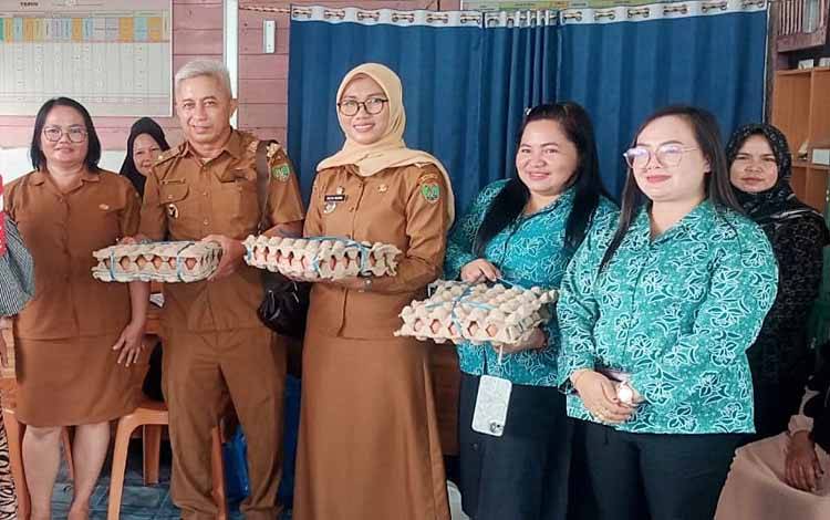 Camat Pematang Karau Serahkan Bantuan Penanganan Stunting untuk 29 Anak
