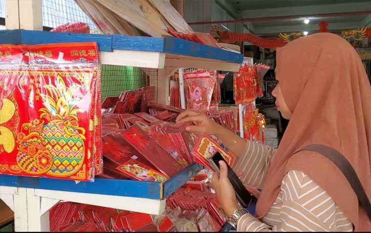 Pembeli sedang memilih angpau di Kios Dupa Maju Jaya di Jalan DI Panjaitan Sampit, Selasa, 21 Januari 2025. (FOTO: IST