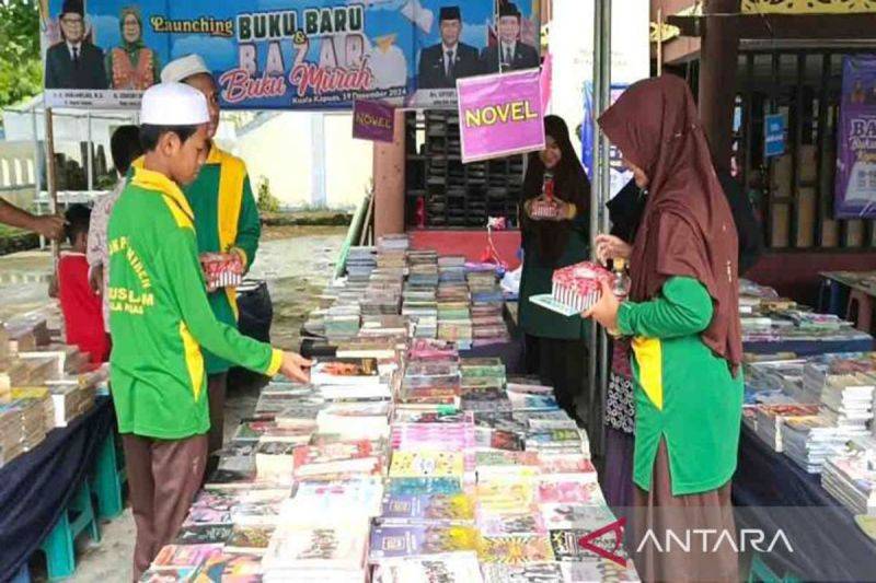 Suasana bazar buku murah yang dilaksanakan oleh Disarpustaka Kabupaten Kapuas Kalimantan Tengah. ANTARA/All Ikhwan.
