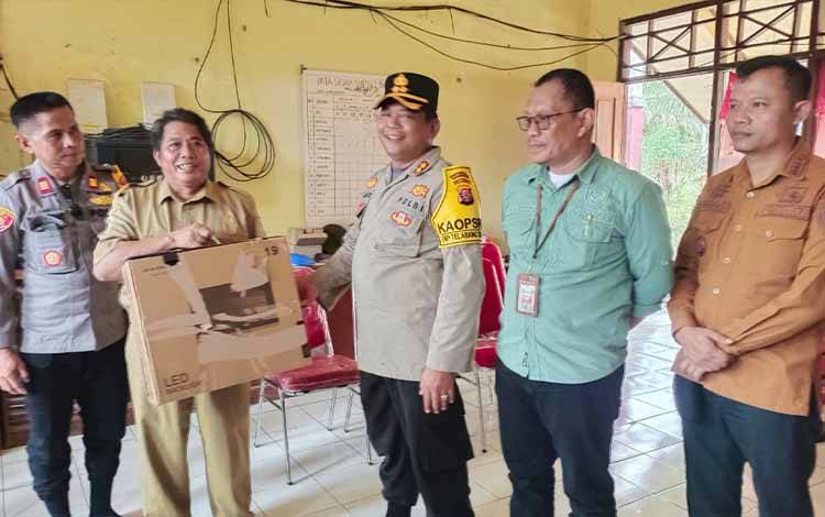 Kapolres Seruyan AKBP Hans Itta P didampingi Pj Sekda Seruyan dr Bahrun Abbas menyerahkan bantuan komputer di terima Kepala SMP Negeri 1 Batu Ampar. (Foto: Fahrul)