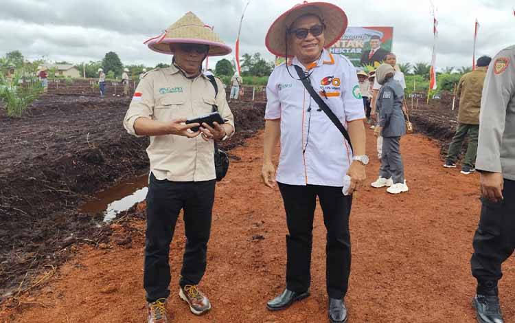 Wakil Ketua Gapki Kalimantan Tengah, Siswanto (mengekang baju putih) saat hadir di seremonial penanaman jagung sejuta hektare di Desa Camba, Selasa, 21 Januari 2025. (FOTO ; DEVI).?