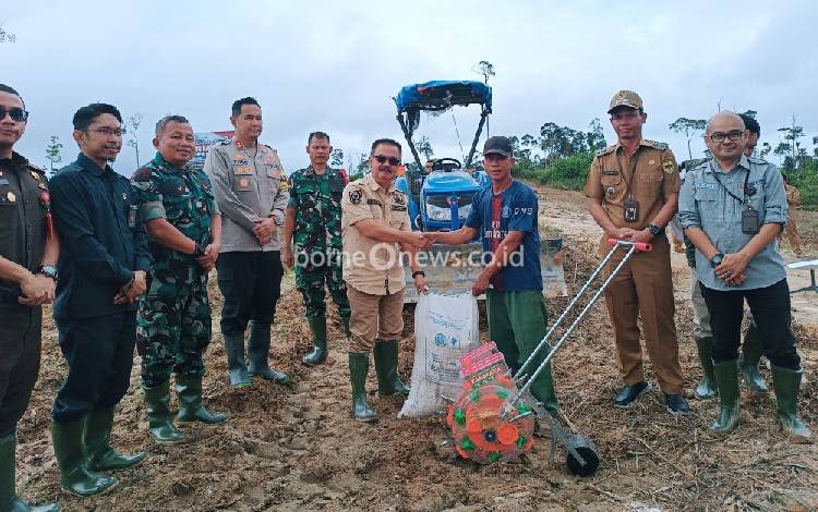 Pj Bupati Gunung Mas Serahkan Bantuan Pertanian kepada Petani