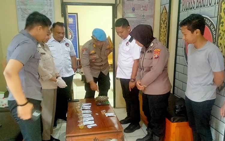 Pelaksanaan tes urine terhadap personel Propam serta Siwas Polres Barito Timur, Rabu, 22 Januari 2025. (FOTO: IST)