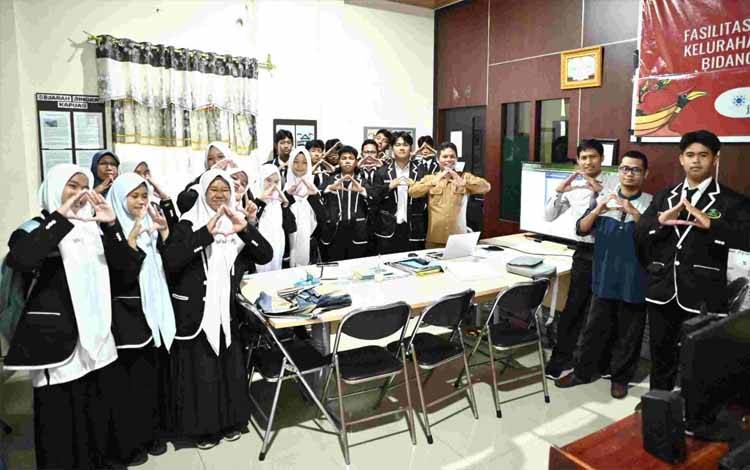 Terima Kunjungan SMA IT Al Amin, Disarpustaka Kapuas Edukasi Literasi dan Kerasipan