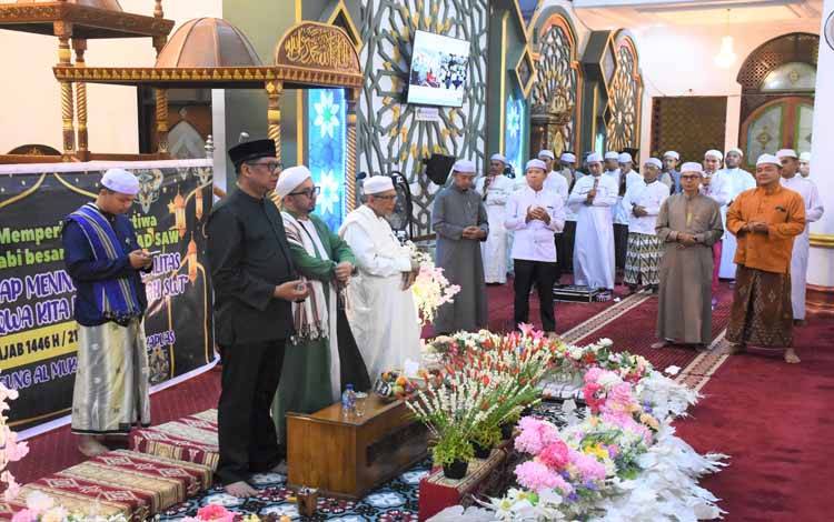 Pj Bupati Kapuas Hadiri Peringatan Isra Miraj di Masjid Agung Al Mukarram