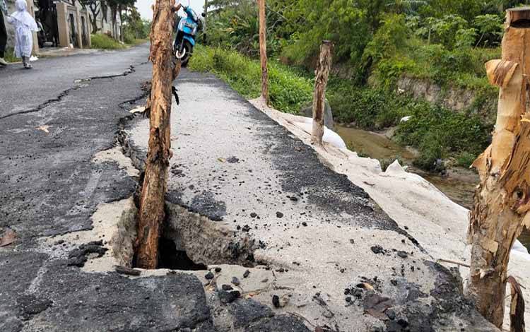 Warga Keluhkan Jalan Menuju SD Imam Syafii Nyaris Longsor
