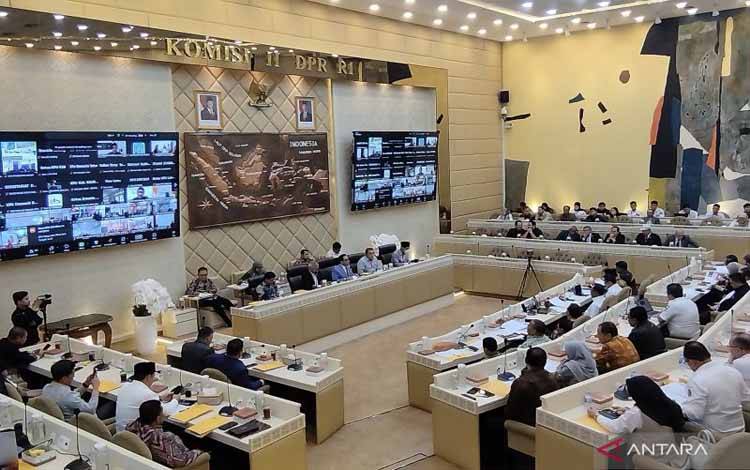 DPR Rapat dengan Mendagri Bahas Opsi Jadwal Pelantikan Kepala Daerah