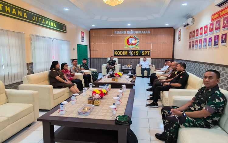 Bupati Kotawaringin Timur Halikinnor menyambut kunjungan kerja Danrem 102 Panju Panjung, Brigjen TNI Wimoko, Rabu, 22 Januari 2025. (FOTO: IST)