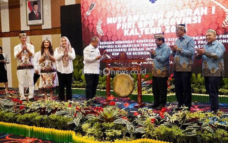 Plh Asisten Pemkesra Setda Provinsi Kalteng Maskur memukul gong tanda dibukanya Musda I PHRI Provinsi Kalteng Tahun 2025. (FOTO: AGUNG)
