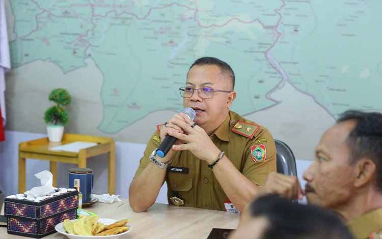 Kepala DPMD Provinsi Kalteng, H. Aryawan saat berdiskusi. (FOTO: DPMD KALTENG)