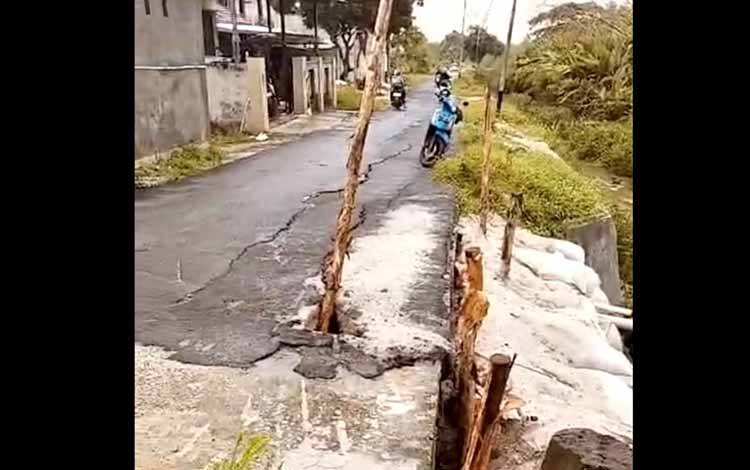Dinas PUPR Kobar Tanggapi Kerusakan Jalan Menuju SD Imam Syafii
