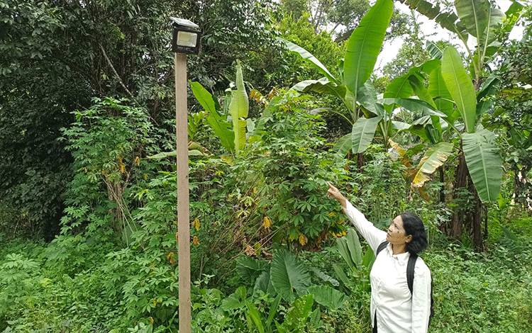 Lampu Solar Cell Terangi Jalan Desa di Seruyan Tengah, Warga Apresiasi Bantuan Kapolres Seruyan