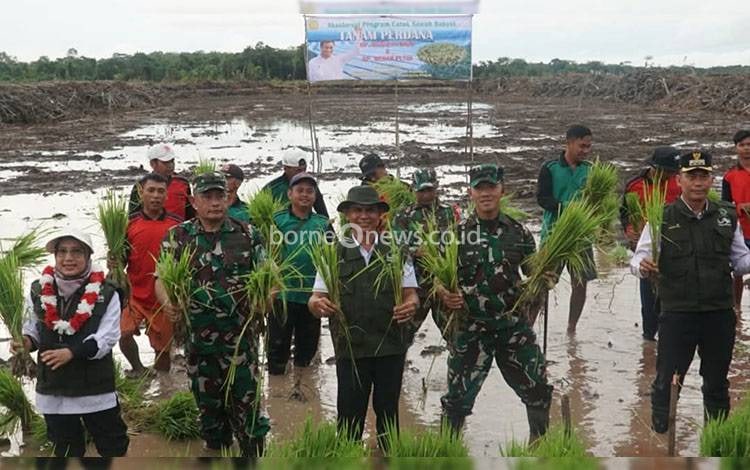 Dandim Kapuas Hadiri Tanam Perdana Program Cetak Sawah Rakyat di Pulau Kaladan