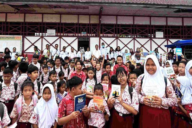 Mobil Perpusling Disarpustaka Kapuas Layani Tiga Sekolah di Kecamatan