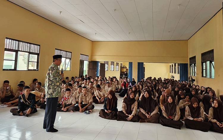 DP3AP2KB Seruyan Gelar Sosialisasi di SMKN 1 Kuala Pembuang untuk Cegah Perkawinan Usia Anak