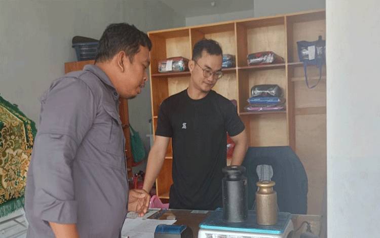 Pemeriksaan timbangan usaha Laundry di Palangka Raya. (FOTO: HUMAS)