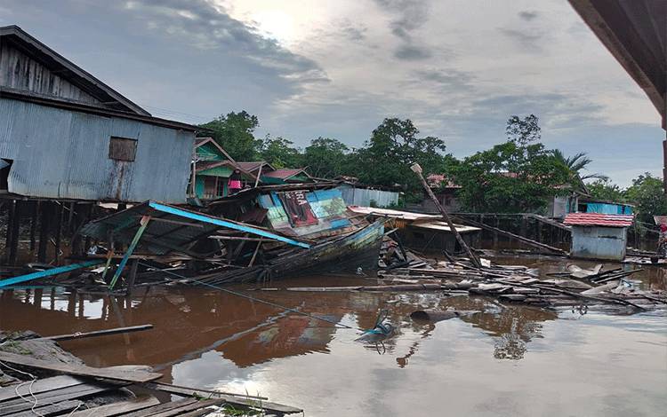 Nakoda Mengantuk Jadi Penyebab Tongkang Senggol Lanting dan Perahu Warga di Desa Terantang Hingga Rusak
