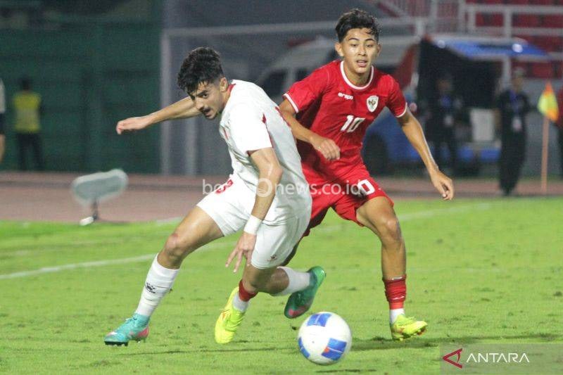 Pesepak bola Timnas Indonesia U-20 Welber Jardim (kanan) berebut bola dengan pesepak bola Timnas Yordania U-20 Mohammad Ahmed Mohammad Taha dalam Mandiri U-20 Challenge Series 2025 di Stadion Gelora Delta Sidoarjo, Jawa Timur, Jumat (24/1/2025). ANTARA FOTO/Umarul Faruq