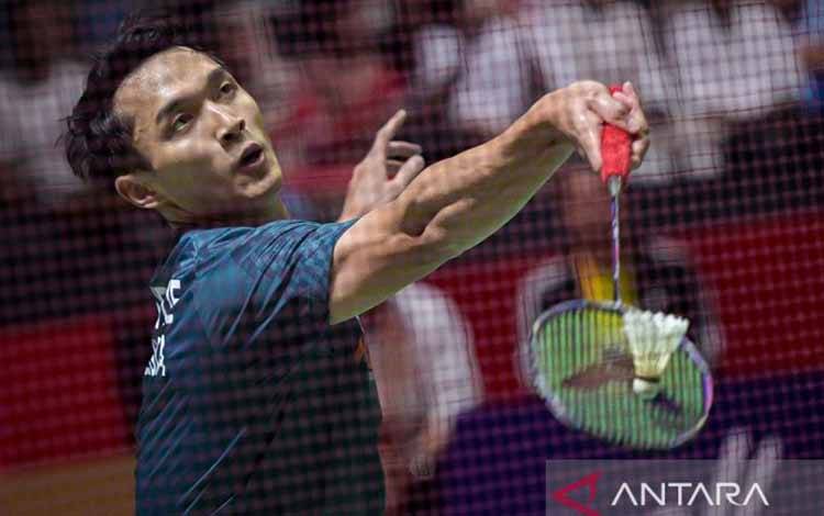 Pebulu tangkis tunggal putra Indonesia Jonatan Christie mengembalikan kok ke arah tunggal putra Taiwan Lin Chun-Yi pada babak 16 besar Daihatsu Indonesia Masters 2025 di Istora Senayan, Jakarta, Kamis (23/1/2025). ANTARA FOTO/Fauzan/tom/am.
