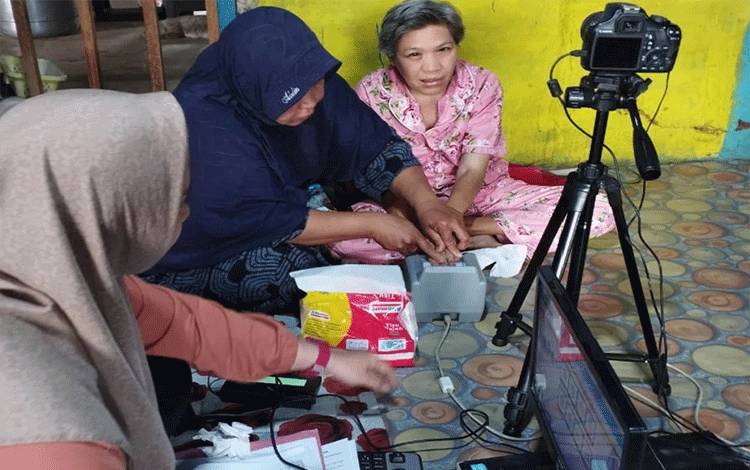 Disdukcapil Kotim Layani Perekaman KTP-el Lansia dan Difabel di Rumah