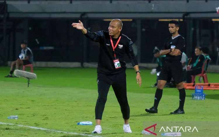 Arsip Foto - Pelatih Timnas Indonesia U-17 Nova Arianto (tengah) memberikan arahan kepada para pemainnya saat menghadapi Timnas India U-17 pada pertandingan persahabatan internasional leg 2 di Stadion Kapten I Wayan Dipta Gianyar, Bali, Selasa (27/8/2024). ANTARA FOTO/Nyoman Hendra Wibowo/tom/am