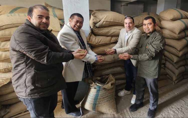 Atase Perdagangan (Atdag) Kairo M Syahran Bhakti menyaksikan realisasi ekspor biji kopi robusta Indonesia di gudang perusahaan ekspor-impor makanan Fayoumi Fashn, Beni Suef, Mesir, Kamis (23/1/2025. ANTARA/HO-Kemendag