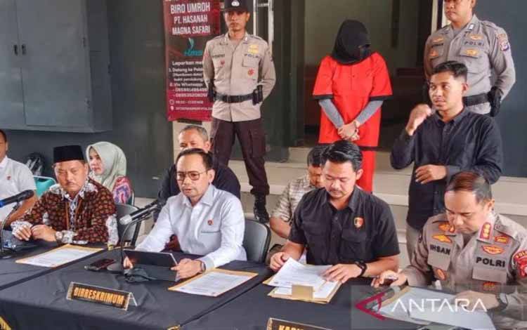 Polda DIY menggelar konferensi pers kasus penipuan dan penggelapan pemberangkatan umrah di Mapolda DIY, Sleman, D.I. Yogyakarta, Kamis (23/1/2025). ANTARA/Luqman Hakim