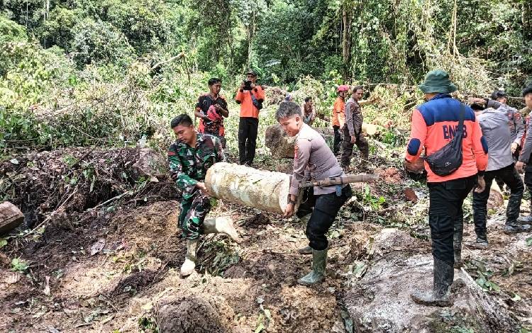 Begini Kondisi di Lapangan Saat Personel Gabungan Cari Korban Longsor di Gunung Mas