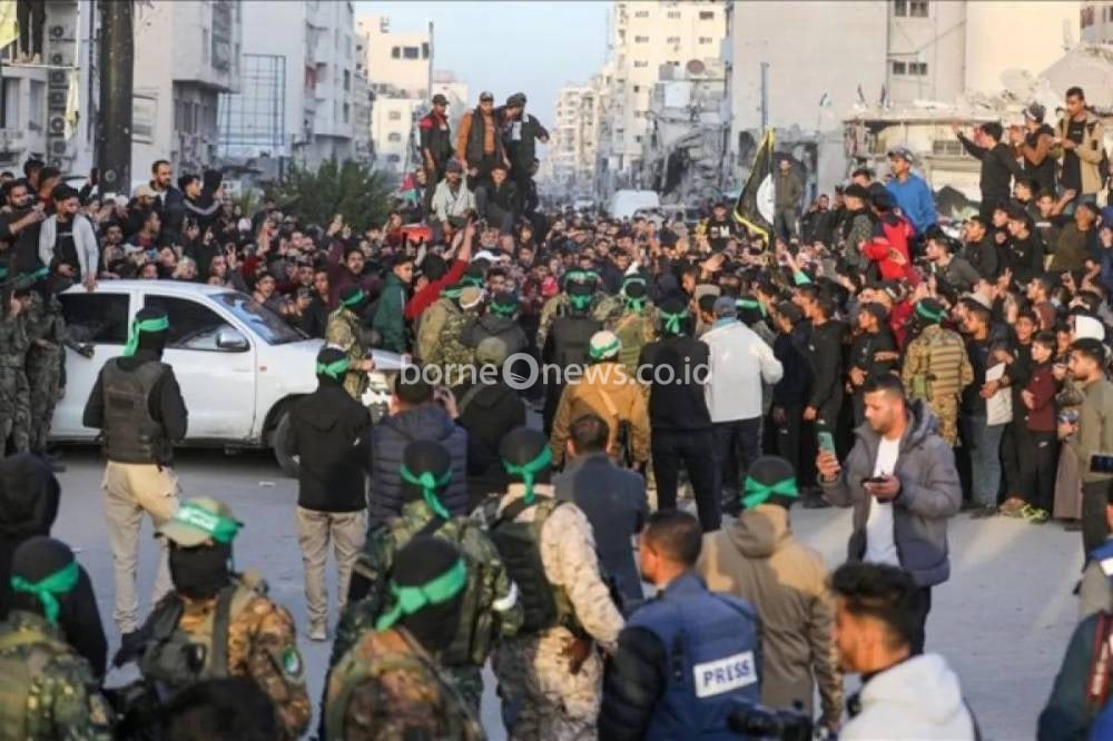 Komite Internasional Palang Merah (ICRC) menerima panggilan kelompok perlawanan Palestina, Hamas pada Sabtu (25/1/2025) untuk menuju titik transfer yang ditentukan di Gaza, tempat empat sandera wanita asal Israel dijadwalkan akan dibebaskan, menurut laporan Channel 12 Israel. /ANTARA/Anadolu/py