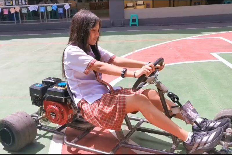 Salah seorang pelajar mencoba mobil balap sejenis "Go-Kart" rakitan siswa kelas 11 Sekolah Puhua Secondary yang ditampilkan dalam ajang Science and Business Fair 2025 di Gedung SMP-SMA Sekolah 3 Bahasa Putera Harapan atau Puhua School, Purwokerto, Kabupaten Banyumas, Jawa Tengah, Jumat (24/1/2025). ANTARA/HO-Puhua School