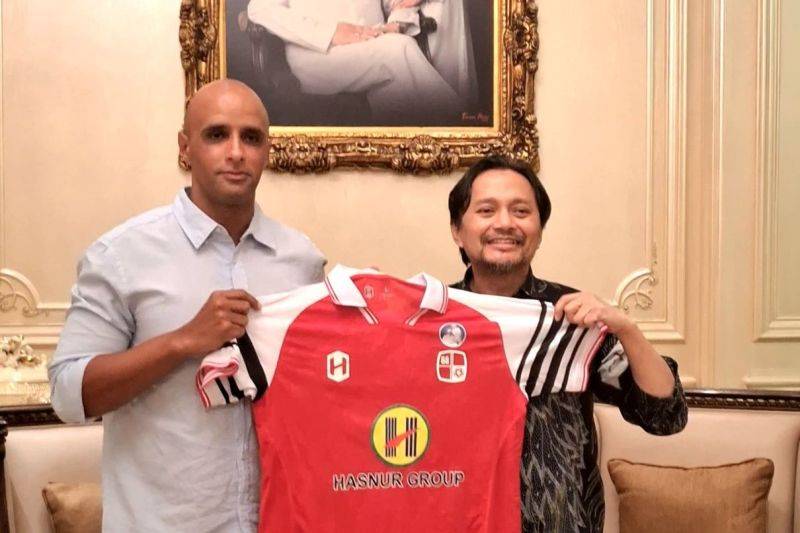 CEO PS Barito Putera Hasnuryadi Sulaiman (kanan) berfoto dengan pelatih anyar klubnya, Vitor Tinoco, yang kembali ditunjuk menggantikan Rahmad Darmawan. (ANTARA/HO-Barito Putera)