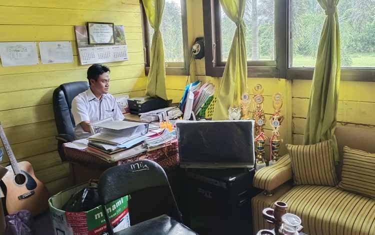 Wakil Kepala Sekolah SMP Negeri 1 Seruyan Tengah, Armiansyah saat menggunakan perangkat komputer untuk menunjang kegiatan belajar dan mengajar di sekolah setempat (Foto : Fahrul)