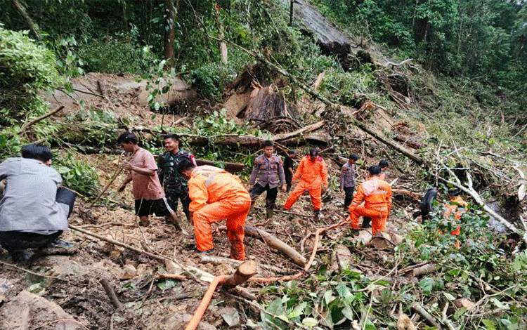 Tim SAR Gabungan melakukan pencarian terhadap korban longsor yang terjadi di Desa Tumbang Mahuroi, Senin (27/1/2025). ANTARA/HO-Kantor SAR Palangka Raya.