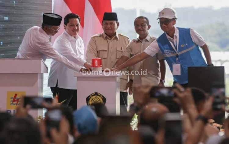 Presiden Republik Indonesia Prabowo Subianto memberikan sambutannya dalam acara Peresmian 37 Proyek Strategis Ketenagalistrikan di 18 Provinsi pada Senin (20/1), di PLTA Jatigede, Sumedang Jawa Barat. Dalam sambutannya, Presiden Prabowo menekankan pentingnya pengembangan sektor ketenagalistrikan sebagai bagian dari swasembada energi demi kesejahteraan rakyat. ANTARA/HO-Dok. PLN