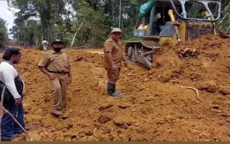 Camat Tualan Hulu Admadi Sastra saat memantau pembuatan jalan, beberapa waktu lalu. (FOTO : IST)?