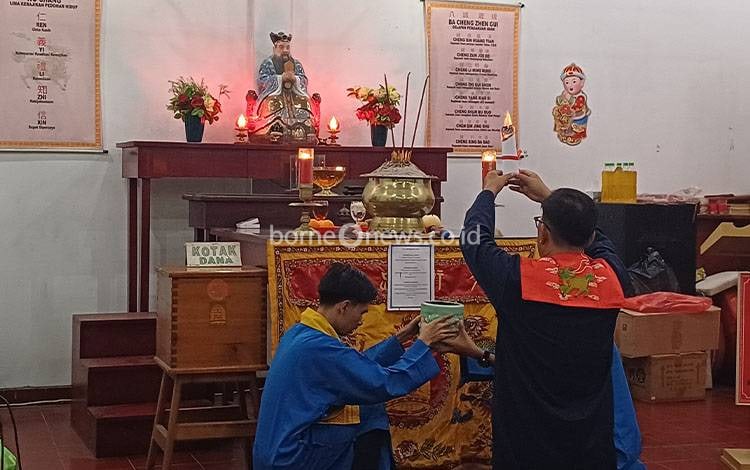 Meresapi Makna Tahun Ular Kayu pada Perayaan Imlek di Kelenteng Harmoni Kehidupan Sampit