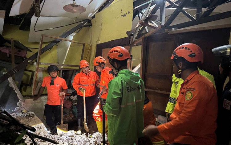 Seorang Lansia Tewas Tertimbun Tanah Longsor
