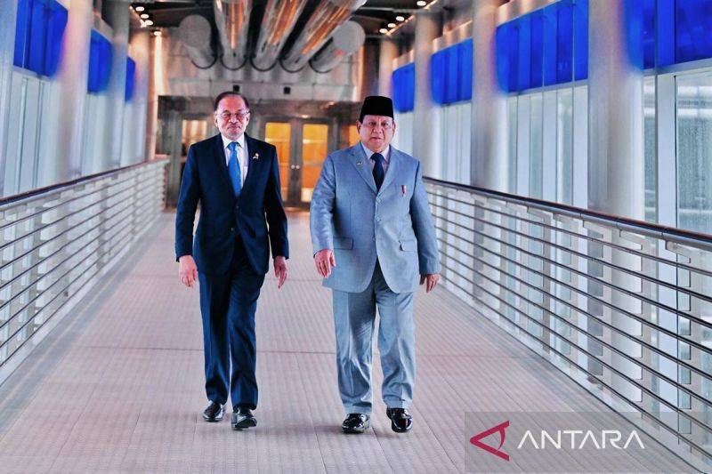 Presiden RI Prabowo Subianto bersama Perdana Menteri Malaysia Anwar Ibrahim berkunjung ke skydeck yang berada di Menara Kembar Petronas, Kuala Lumpur, Senin (27/1/2025). ANTARA/HO-BPMI Setpres/am.