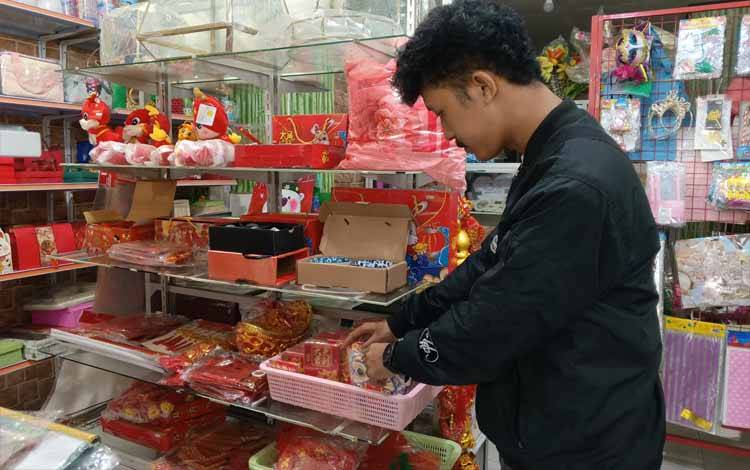 Penjualan Pernak-Pernik Imlek di Palangka Raya Menurun Signifikan