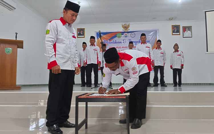 Ketua PAC ABPEDNAS Kecamatan Kahayan Hilir Irwan saat menandatangani dokumen pelantikan seusai dilantik, Kamis, 30 Januari 2025. (FOTO: RETHA)