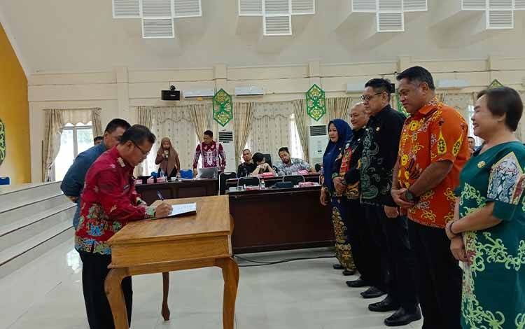 Staf Ahli Bupati bidang pemerintahan dan kemasyarakatan Edy P Casmani saat menandatangani dokumen RKPD, Kamis, 30 Januari 2025. (FOTO: RETHA)