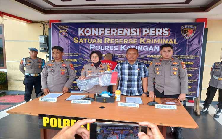 Wakapolres Katingan, Kompol Uni Subiyanti didampingi Kapolsek Katingan Tengah Ipda Zulkifly dan pihak Reskrim serta Kasi Humas saat menggelar pres rilis terkait kasus tindak pidana pembunuhan, Kamis, 30 Januari 2025