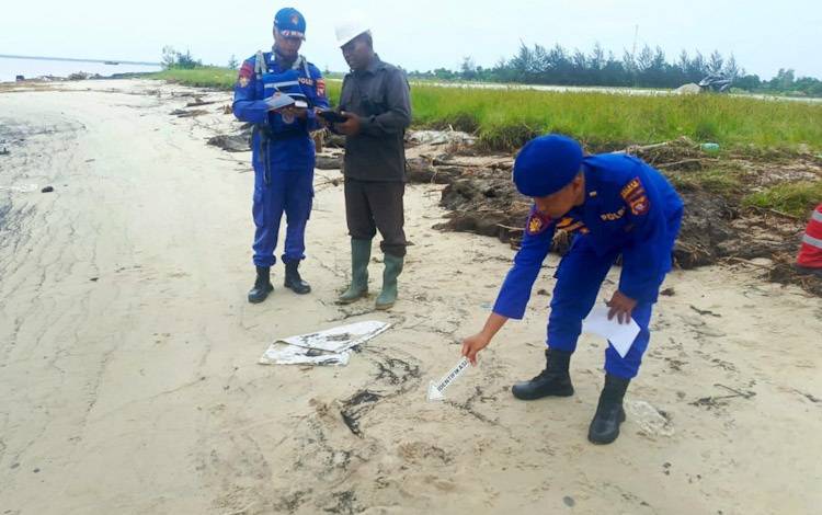 Proses olah TKP dilokasi penemuan jenazah yang terdampar di Pantai Desa Kubu, Kecamatan Kumai, Kamis, 30 Januari 2025