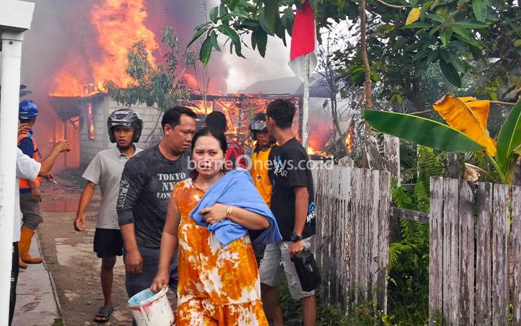 Api sedang membakar rumah warga di Gang Delima Kuning, Sampit, Jumat, 31 Januari 2025. (FOTO : DEVI)